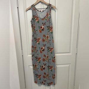 Discreet Black and White Floral Maxi Dress